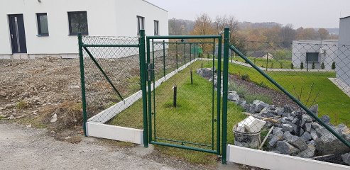 Branka FAB EXCLISIVE zelená RAL 6005 s podhrabovou deskou