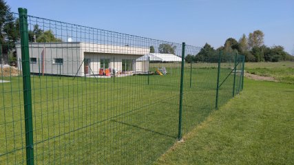 pletivo Everplax doporučujeme zavěsit na 2-3 řady napínacích drátů