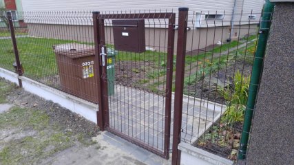 Panel EXCLUSIVE 1230 + podhrabová deska Brána 2k.3500x1500 + branka 1000x1500 mm Pletivo 1500x50x2,5 mm v hnědé barvě RAL 8014
