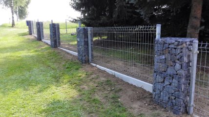 Panel ECONOMY 1230,ZN + podhrabová deska ECONOMY Gabionové sloupky Brána 2k.4000x1230 mm