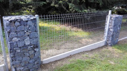 Panel ECONOMY 1230,ZN + podhrabová deska ECONOMY Gabionové sloupky Brána 2k.4000x1230 mm