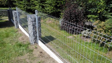 Panel ECONOMY 1230,ZN + podhrabová deska ECONOMY Gabionové sloupky Brána 2k.4000x1230 mm